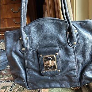 B Makowsky women’s  leather shoulder bag, good condition lots of life left.